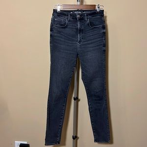 High rise skinny jeans ( very stretchy). Size M.